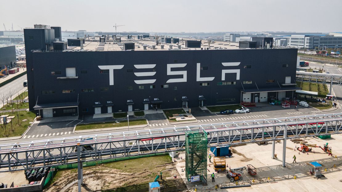 SHANGHAI,CHINA - 29 DE MARZO: Una vista aérea de Tesla Shanghai Gigafactory el 29 de marzo de 2021 en Shanghai, China.  Según se informa, Tesla Shanghai Gigafactory produce vehículos a un ritmo de aproximadamente 450.000 automóviles por año.  (Foto de Xiaolu Chu/Getty Images)