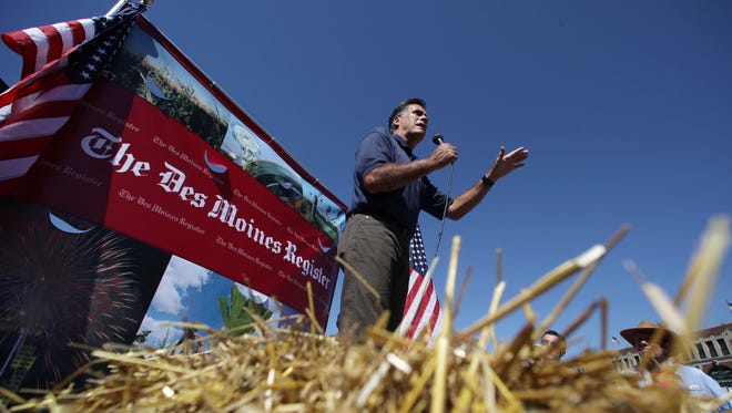 El aspirante presidencial republicano Mitt Romney visitó la Feria Estatal de Iowa el 11 de agosto de 2011, habló en la tribuna de Register y luego recorrió el recinto ferial.