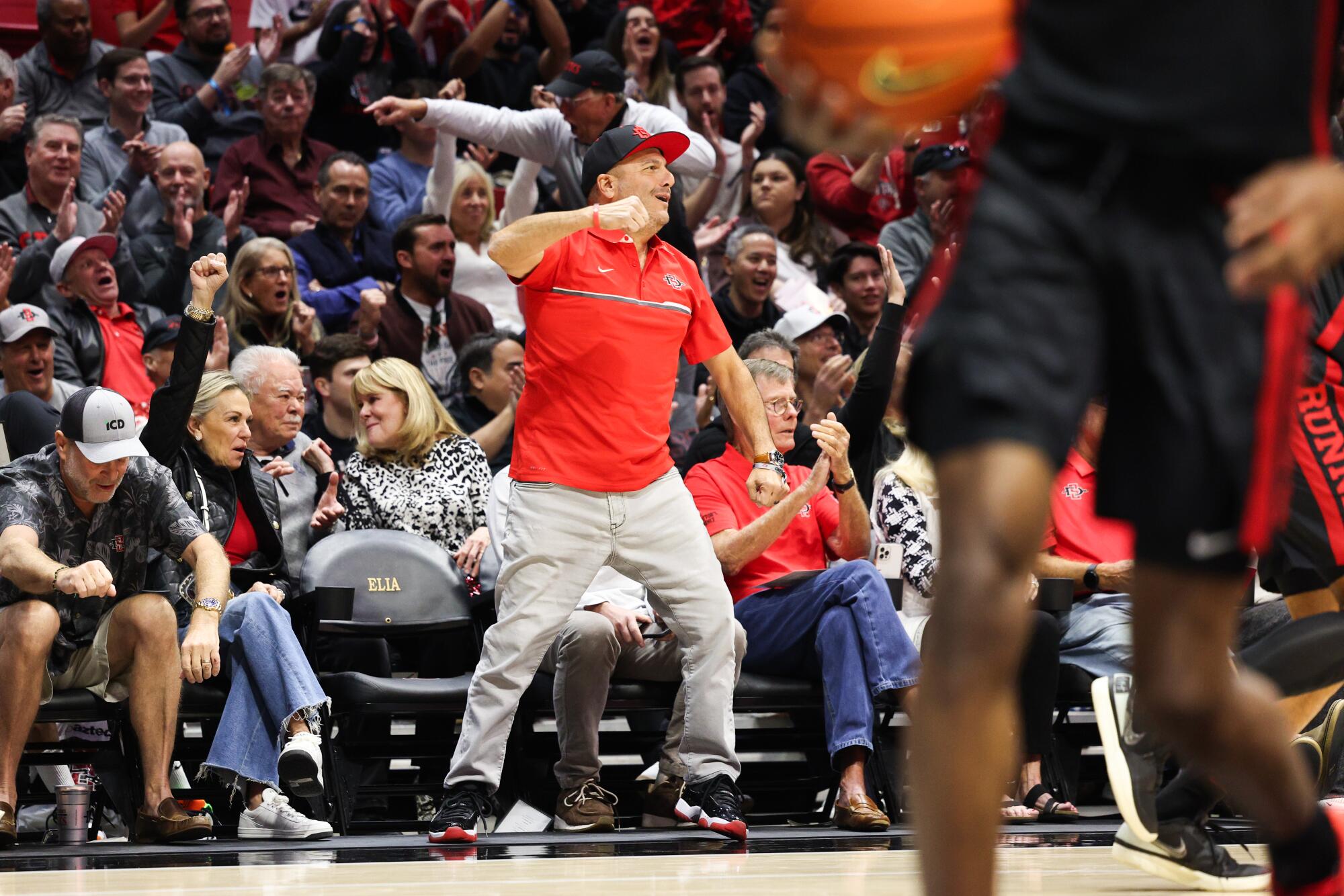 Los fanáticos de San Diego State celebran un triple durante la victoria del sábado sobre la UNLV.