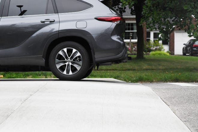 Un automóvil pasa por un badén en East Madison Street en South Bend el jueves 20 de julio de 2023. La ciudad está instalando 94 badenes en los vecindarios para calmar el tráfico.