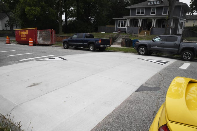 El verano pasado se instaló un badén en East Madison Street para reducir la velocidad y calmar el tráfico.