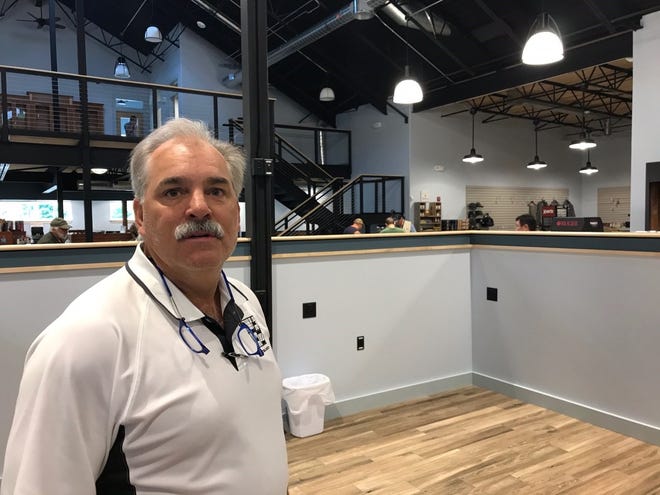 El arquitecto Joe Greene en Parro's Gun Shop en Waterbury, que él mismo diseñó, visto el 9 de julio de 2021.