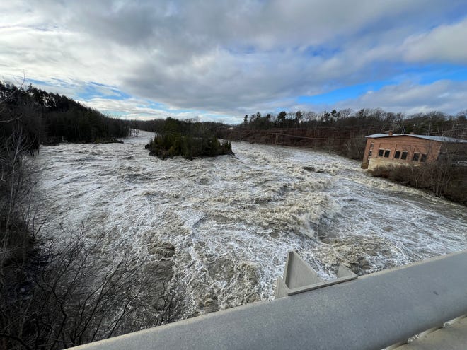 El río Winooski arrasa la presa en Essex Junction y bajo Vermont 2-A la tarde del 19 de diciembre de 2023 luego de un importante evento de lluvia y deshielo.  El río alcanzó 21 pies y medio, más de nueve pies por encima del nivel de inundación a 12 pies.