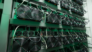 Mineros de Bitcoin en una gran granja.  Los equipos de minería ASIC en bastidores extraen criptomonedas en contenedores de acero.  Centro de datos de circuitos integrados específicos de aplicaciones de tecnología Blockchain.  Luces de la sala de servidores.  Acción SOS