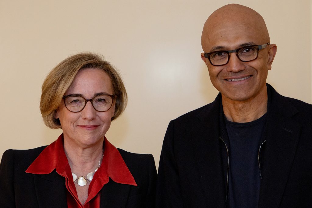 El director general de Microsoft, Satya Nadella, con la directora ejecutiva de Vodafone, Margherita Della Valle