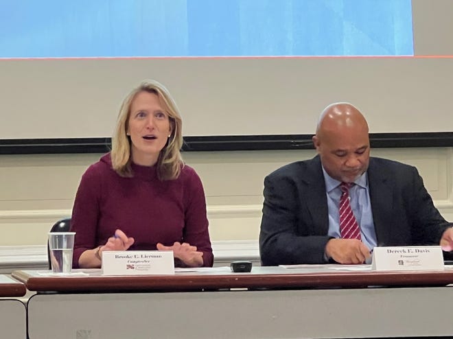 En esta foto de archivo, la contralora de Maryland, Brooke Lierman, a la izquierda, habla durante una reunión de la Junta de Estimaciones de Ingresos en el edificio del Tesoro Louis L. Goldstein en Annapolis el 14 de diciembre de 2023. Lierman y el tesorero de Maryland, Dereck Davis, a la derecha, hablaron sobre la importancia de pequeñas empresas.