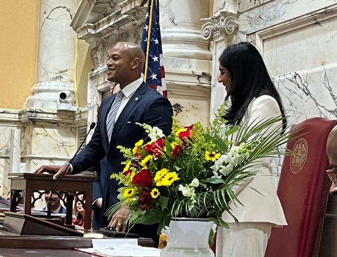 El gobernador Wes Moore, acompañado por el vicegobernador Aruna Miller, se dirige a la Asamblea General el día de su inauguración, el 10 de enero de 2024.