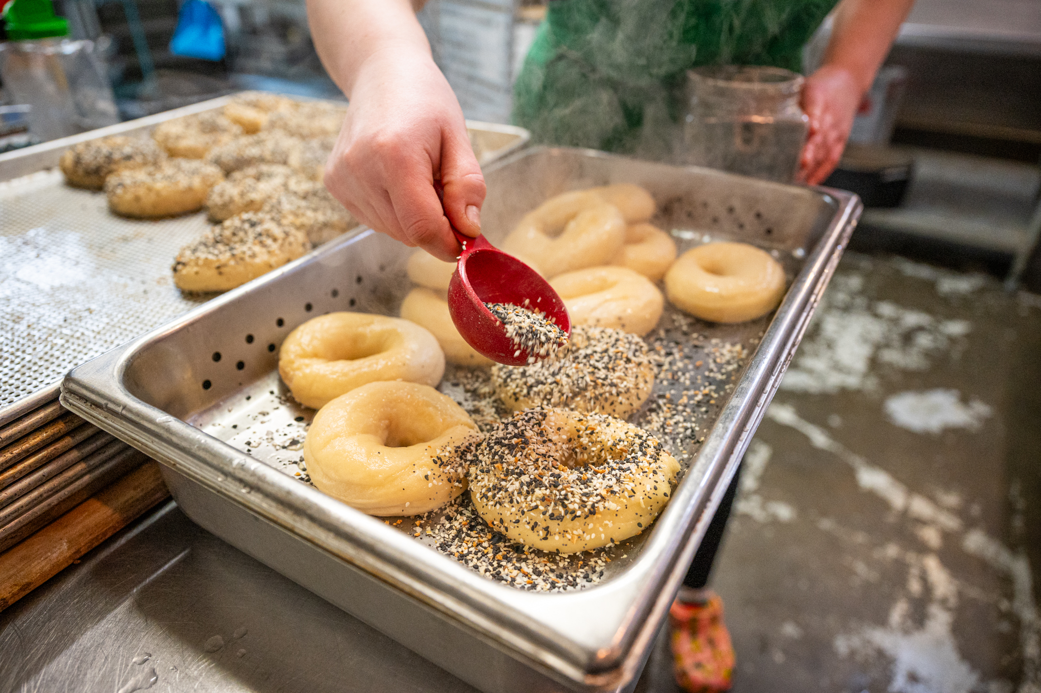 alguien tirando condimento a los bagels