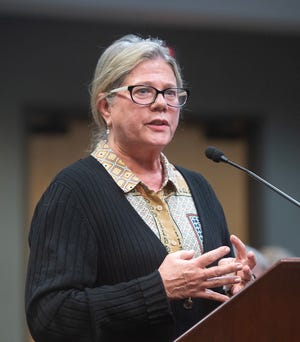 Bridget Engle de Madison, propietaria de Farmers Table Cooking School en Livingston, expresa cómo han invertido su vida y sus ahorros en el establecimiento.  Han puesto en su "sangre, sudor y lágrimas," Dijo Engle, hablando en contra de la adición de un centro de vida asistida en Livingston durante una reunión de la Junta de Supervisores del Condado de Madison en Canton el jueves.