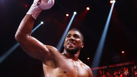 Getty Images Anthony Joshua celebra haber ganado una pelea reciente