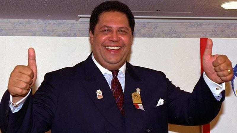 El alcalde de Atlanta, Maynard Jackson, hace carteles con el pulgar hacia arriba en un hotel de Tokio en 1990, después de que Atlanta ganara su candidatura para albergar los Juegos Olímpicos del Centenario de 1996.  Jackson dijo más tarde que los Juegos Olímpicos nunca habrían llegado a la ciudad 