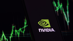 Concepto de crecimiento de la inversión y comercio de beneficios de Nvidia (NVDA).  Logotipo de la empresa Nvidia en la pantalla del teléfono inteligente contra el fondo borroso del gráfico de acciones comerciales