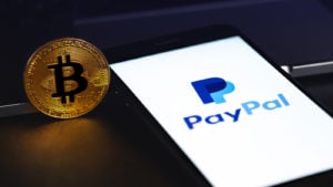 Logotipo de Paypal junto al logotipo de Bitcoin