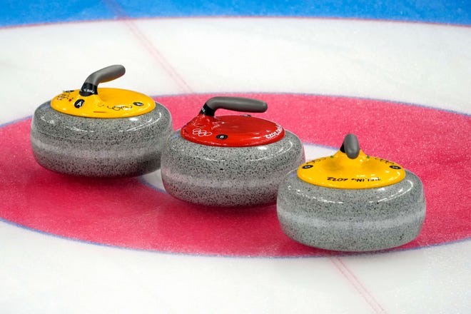 Curling, al igual que administrar un negocio, es mucho más difícil de lo que parece.