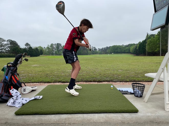 Nicholas Moorhead de Alpharetta comienza su downswing antes de lanzar un drive en el Practice Club de Jones Creek, en esta foto de abril de 2023.