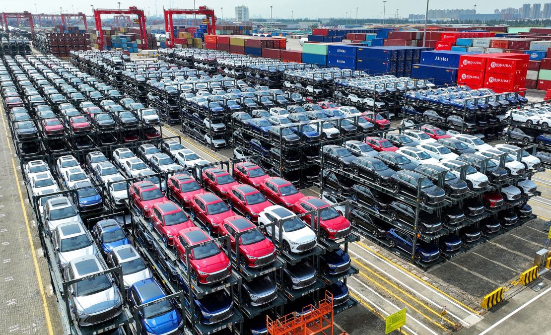 En esta foto tomada el 11 de septiembre de 2023, los automóviles eléctricos BYD que esperan ser cargados en un barco están apilados en la terminal internacional de contenedores del puerto de Taicang en el puerto de Suzhou, en la provincia oriental china de Jiangsu.