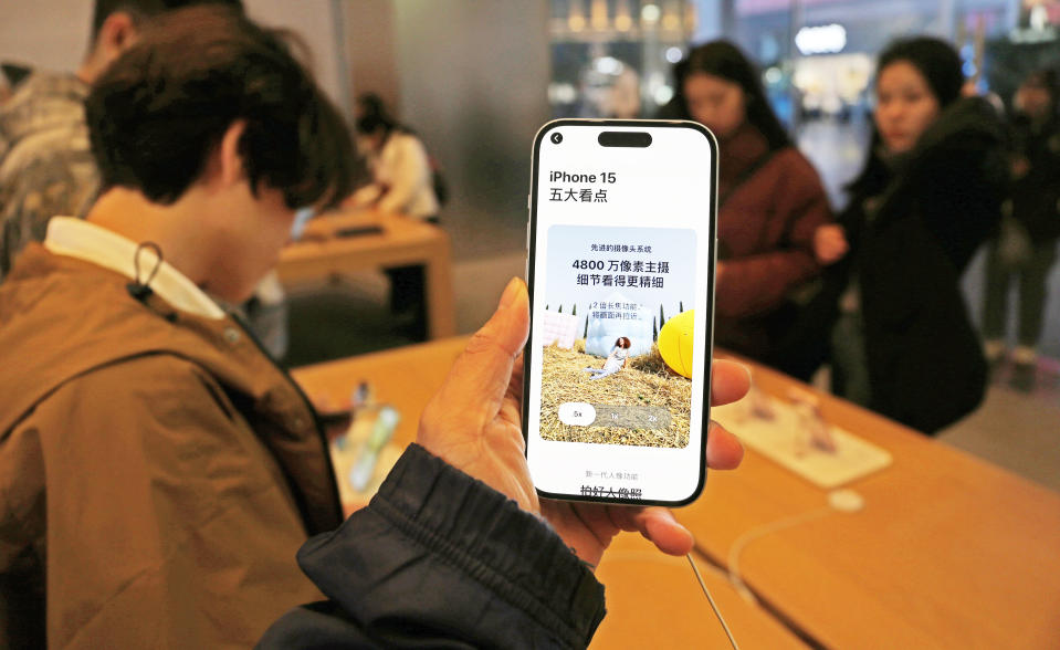 Los clientes experimentan el iPhone 15, impulsado por chips Qualcomm, en la tienda insignia de Apple en Shanghai, China, el 12 de noviembre de 2023.