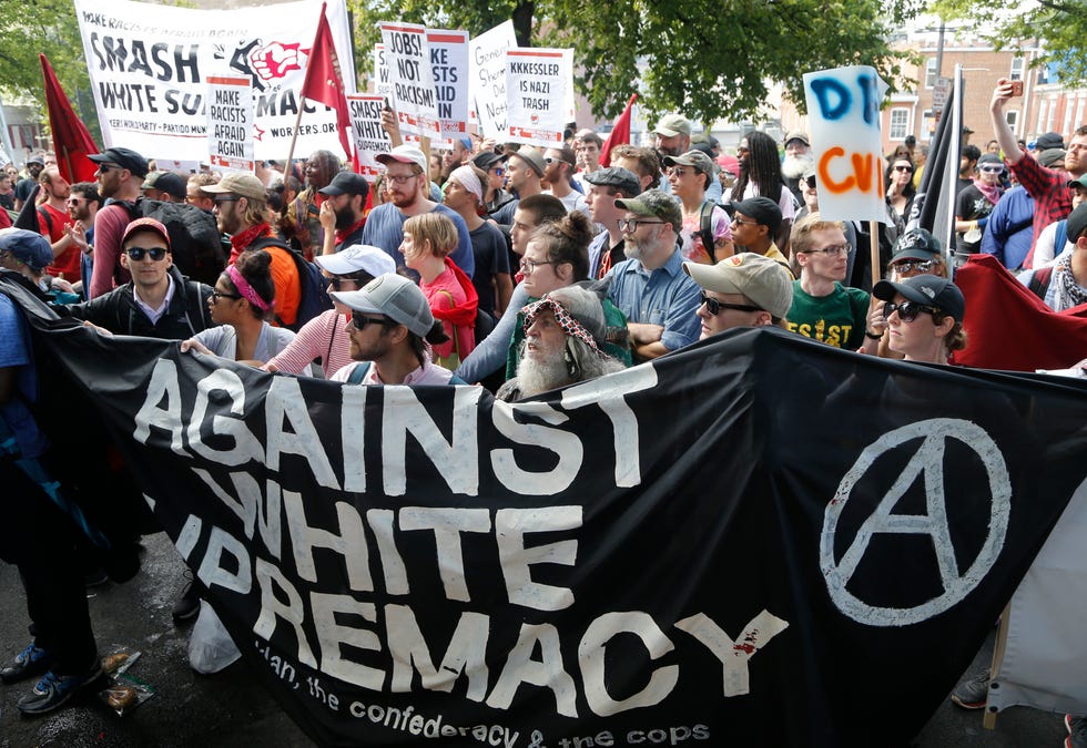 Los contramanifestantes se enfrentan a los supremacistas blancos en Charlottesville, Virginia.  Después de la manifestación mortal que se produjo allí en 2017, algunos procesadores de pagos por Internet tomaron medidas enérgicas contra los supremacistas blancos y otros extremistas que utilizaban sus servicios.  Como resultado, más extremistas pasaron a las criptomonedas.