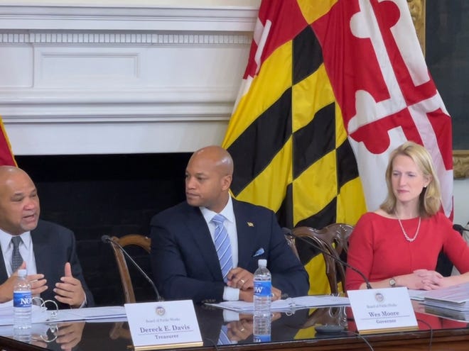 En esta foto de archivo, el tesorero estatal Dereck Davis, a la izquierda, habla durante una reunión de la Junta de Obras Públicas en Annapolis, Maryland, el 25 de enero de 2023. Durante su primera reunión, el gobernador Wes Moore, al centro, y la contralora Brooke Lierman, a la derecha. votó unánimemente con el veterano de la junta Davis sobre millones de dólares en subvenciones estatales.