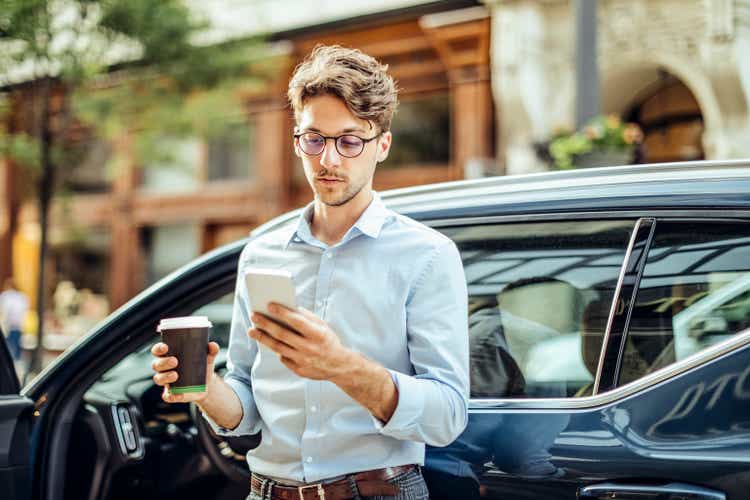 Hombre conduciendo su coche