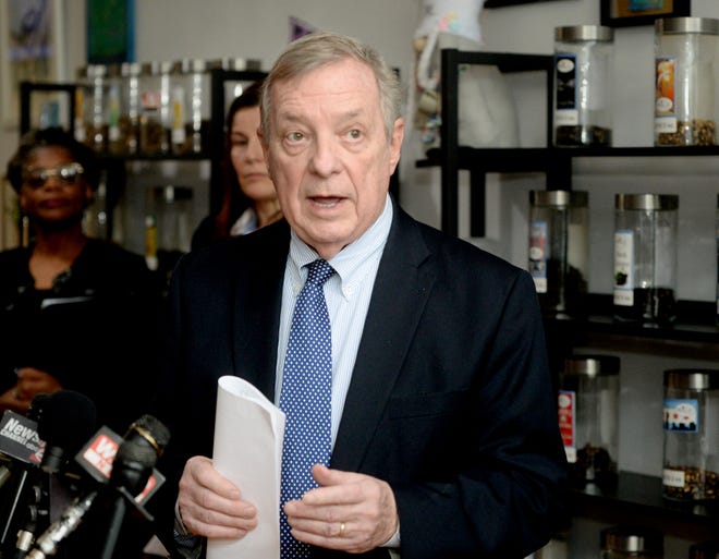 El senador estadounidense Dick Durbin habla durante una conferencia de prensa en Whimsy Tea Company en Springfield el lunes 29 de enero de 2024.