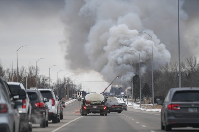 Un incendio de estructura visible arde cerca de 272 Street y Highway 115 el miércoles 3 de enero de 2024 en Harrisburg.