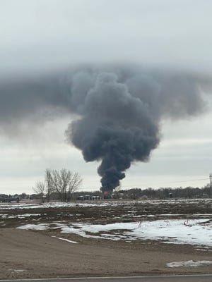 Una estructura en llamas en Harrisburg el 3 de enero de 2024.