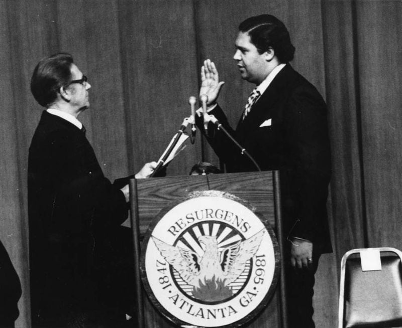 Maynard Jackson, que se muestra prestando juramento como alcalde el 7 de enero de 1974, ayudó a que más empresas de propiedad negra tuvieran éxito en Atlanta al exigir a la ciudad que reservara un porcentaje de los contratos para empresas de propiedad de minorías.  (Foto de Charles Pugh/AJC de 1974)