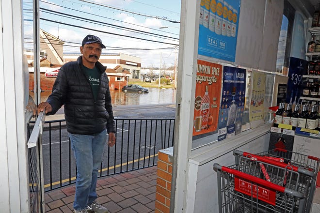 Shinu Joseph, el propietario de Discount Liquors, está cerrado debido a inundaciones afuera de su tienda en la Ruta 9A en Elmsford el 10 de enero de 2024. Joseph dijo que la carretera a menudo se inunda después de las tormentas y pierde negocios.