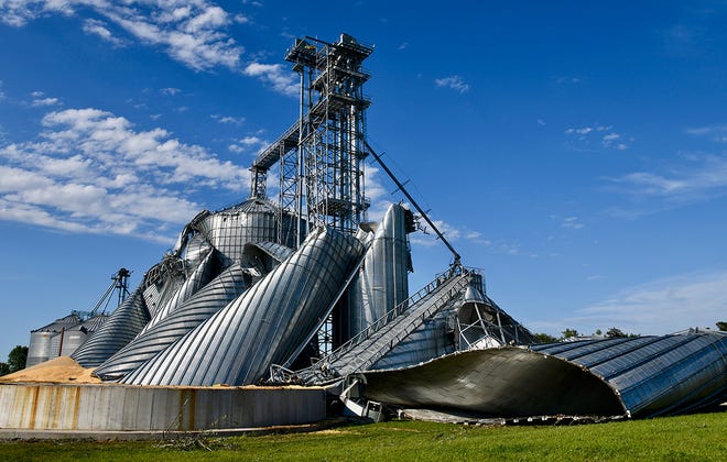 Los fuertes vientos en línea recta destruyeron un elevador de granos en Luther, Iowa.  La tormenta, un derecho, arrasó el centro de Iowa el 10 de agosto de 2020, derribando árboles y dejando al menos a 480.000 habitantes de Iowa sin electricidad.