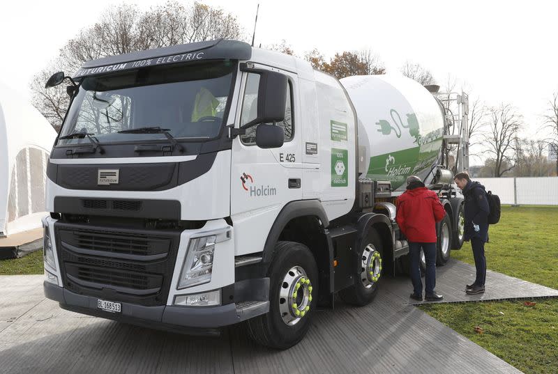 El camión hormigonera Futuricum E425 de la cementera suiza Holcim se muestra en Basilea