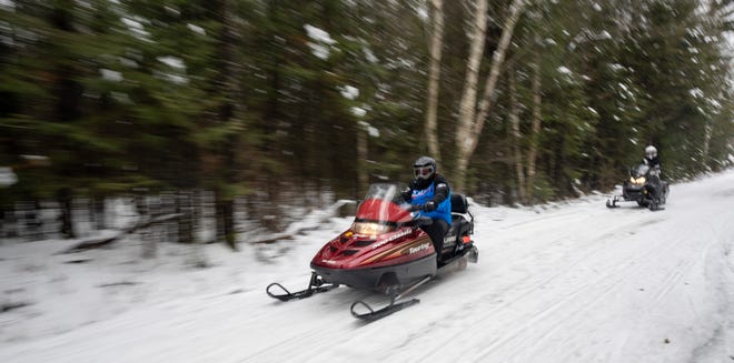 Los motonieves recorren un sendero en el bosque del río Pelican, entre Rhinelander y Crandon, en 2022. Este invierno, muchos senderos permanecen cerrados debido a la falta de nieve.