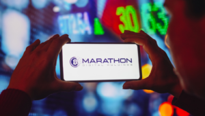 En esta ilustración fotográfica se ve el logotipo de Marathon Digital Holdings (MARA) en la pantalla de un teléfono inteligente