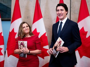 La ministra de Finanzas, Chrystia Freeland, y el primer ministro Justin Trudeau posan con copias de la Declaración Económica de Otoño el 21 de noviembre de 2023. El Consejo Empresarial de Canadá advierte que Ottawa no alcanzará los objetivos fiscales establecidos para controlar el déficit presupuestario.