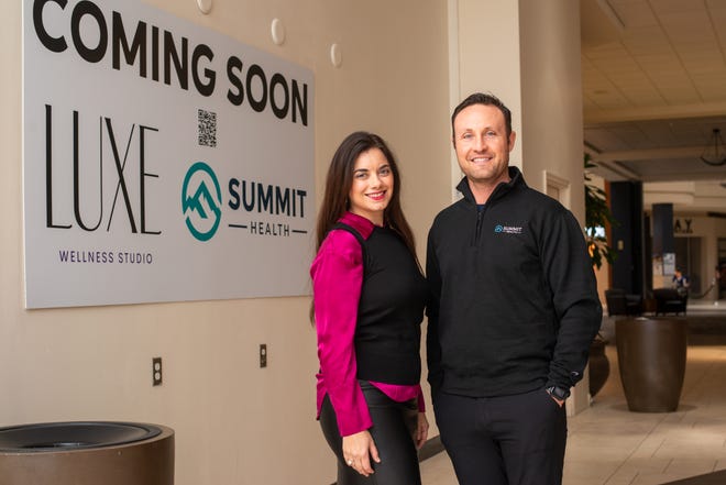 Tracy Jepson, izquierda, propietaria de Lux Wellness Studio, y Ryan Tomlins, propietario de Summit Health, están llevando sus proyectos de salud holística a una tienda en West Ridge Mall.  Se espera que el nuevo negocio, ubicado cerca de la entrada noroeste, abra a principios de la primavera y ofrezca servicios especializados que normalmente no se ven en los consultorios médicos.