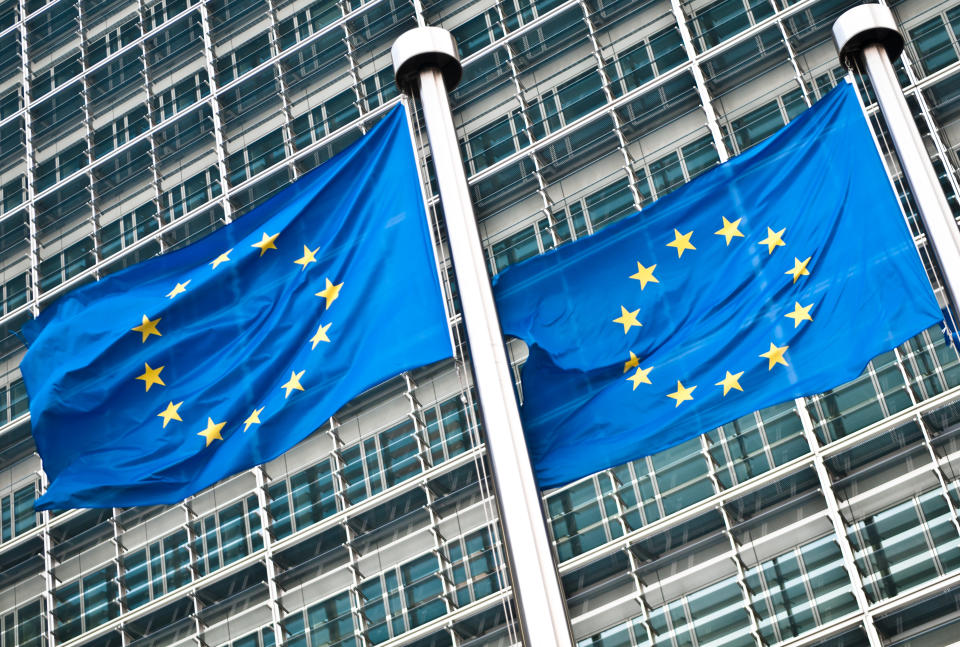 Serie de banderas europeas frente al edificio Berlaymont, que alberga la Comisión Europea en Bruselas, Bélgica.