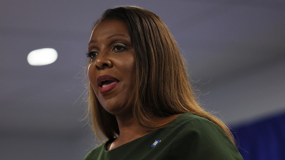 La fiscal general de Nueva York, Letitia James, habla en una conferencia de prensa.