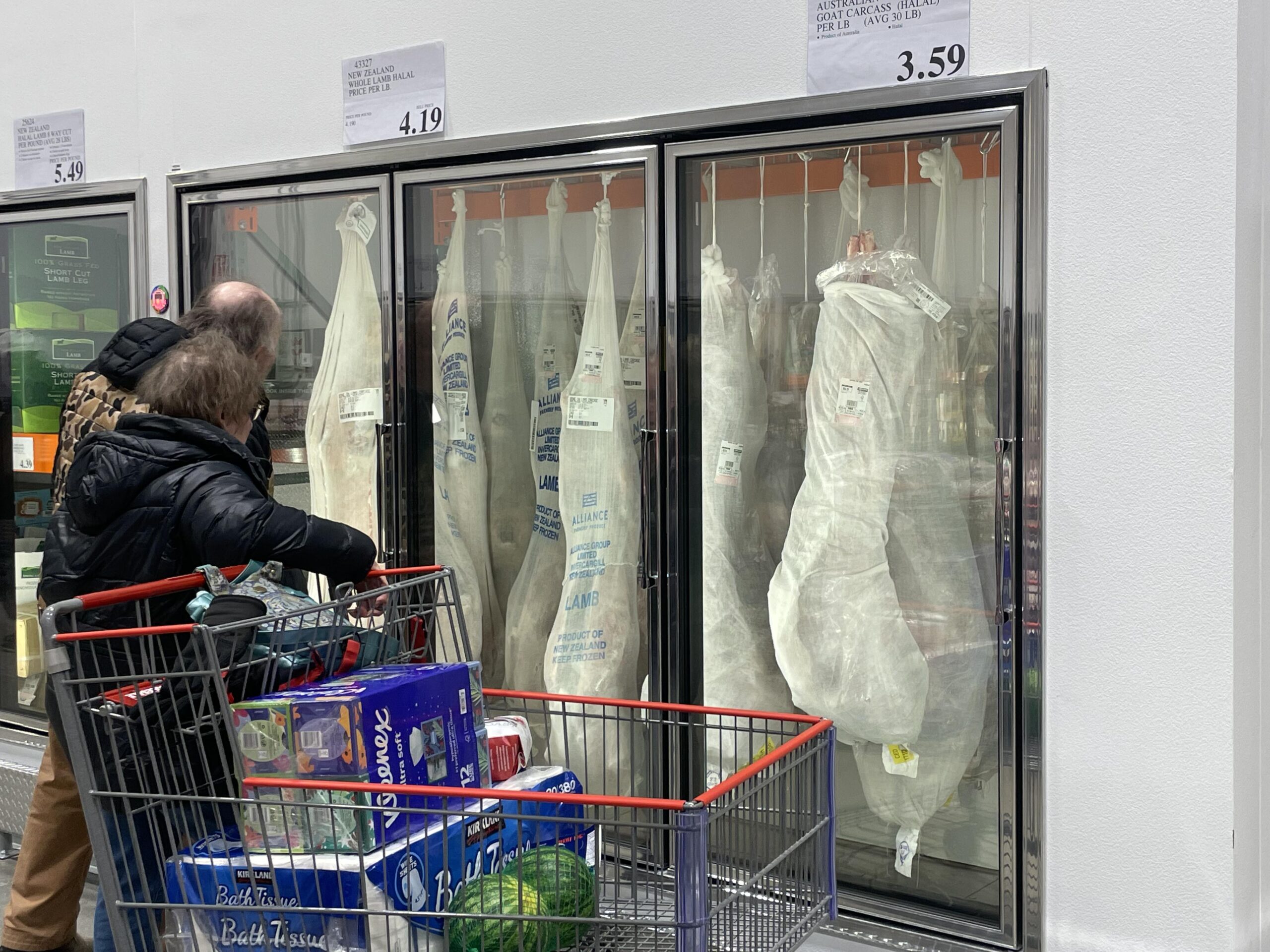 Una pareja de compras en Costco.