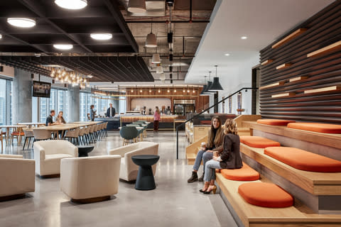 Una cafetería y muebles de salón para reuniones o cenas informales se pueden transformar en un espacio para eventos para albergar reuniones locales y oradores invitados (Foto: Business Wire)