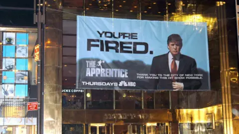 Getty Images Cartel de Donald Trump durante la visita de Donald Trump "El aprendiz" Firmar agradeciendo a la ciudad de Nueva York en la Torre Trump en la ciudad de Nueva York, Nueva York, Estados Unidos.