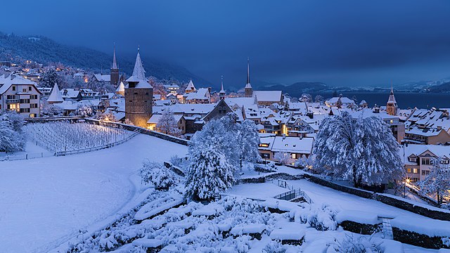 Cae la noche sobre los edificios del cantón suizo de Zug.