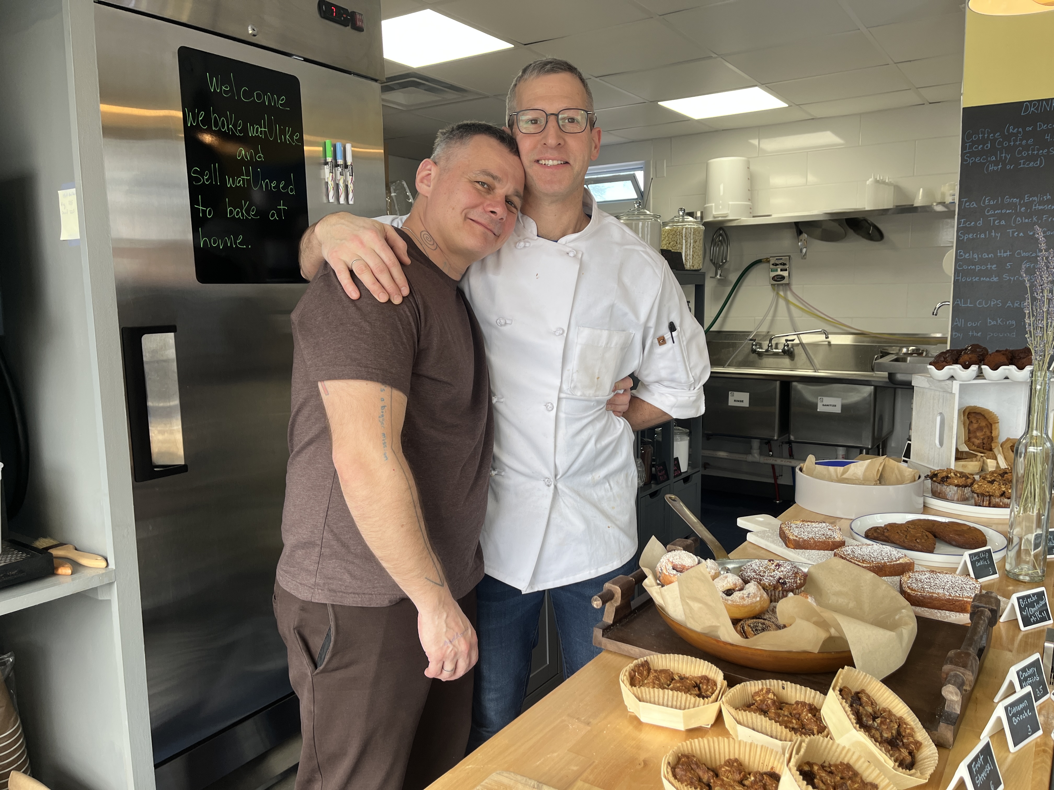 Rob y Mike Fitzhenry en la panadería WatULike.  (Leah Crowley/WPRI-TV)