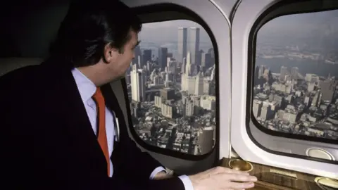 Getty Images Donald Trump, magnate inmobiliario, empresario y multimillonario, utiliza su helicóptero personal para desplazarse en agosto de 1987 en la ciudad de Nueva York.