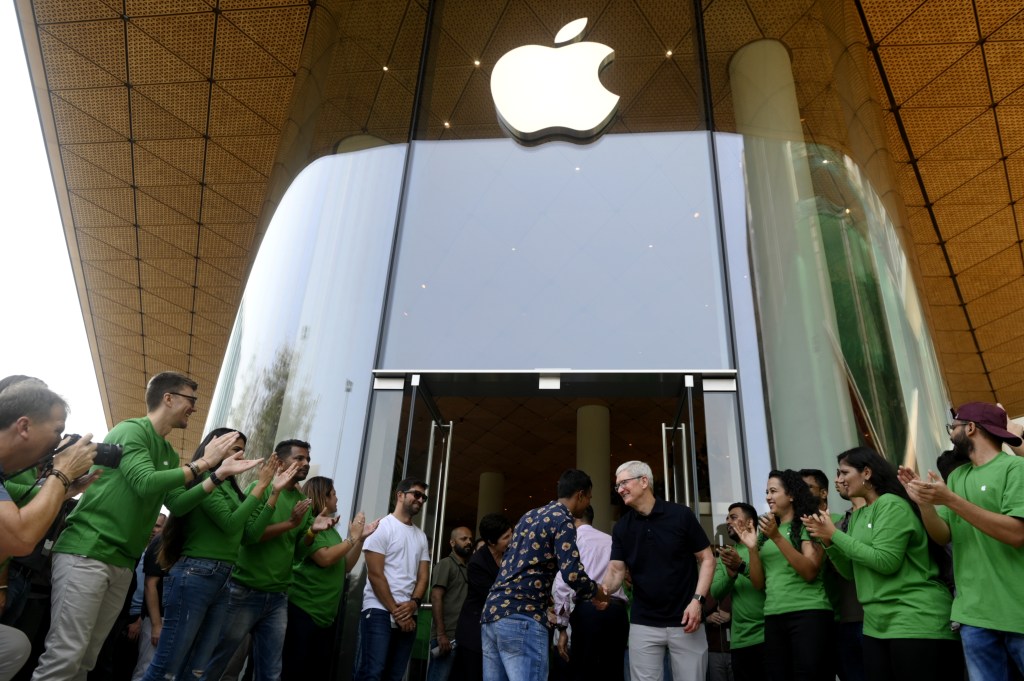 Tim Cook abrió la primera tienda minorista de Apple en India, pero persisten los desafíos de los clientes.