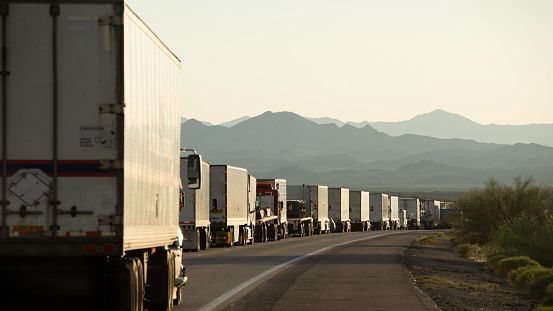 Una fila de camiones, parachoques con parachoques en una carretera, San Bernardino, California, EE.UU.