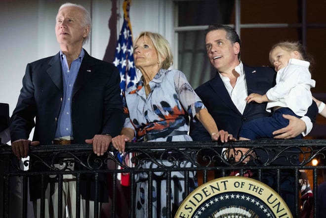 El presidente Joe Biden, la primera dama Jill Biden y Hunter Biden con su hijo Beau observan el espectáculo de fuegos artificiales del Día de la Independencia desde el Balcón Truman de la Casa Blanca en Washington, DC, el 4 de julio de 2023.