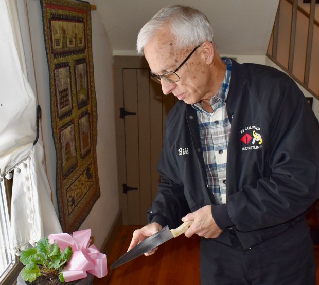 Si Bill Storm, propietario de Sharpening Services en Naperville, ve un reflejo en el borde de una hoja, sabe que es necesario afilarla.  (Steve Metsch/Naperville Sun)