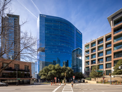 El logotipo de PMG en lo alto de The Link at Uptown es visible en todo el horizonte de Victory Park, iluminándose por la noche (Foto: Business Wire)