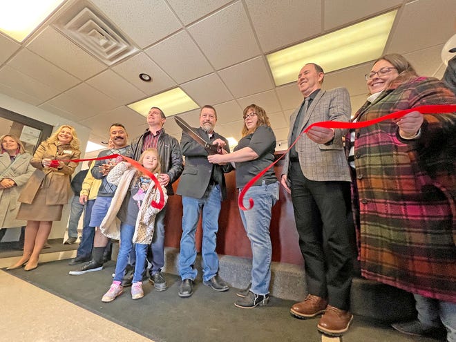 Jim McKinney, propietario de Milliron Auto Parts, y su esposa Tammy cortaron la cinta ceremonial el lunes por la tarde para celebrar el 70 aniversario de la empresa.