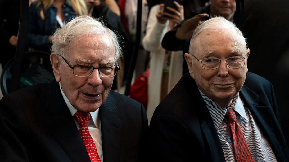 Charlie Munger (derecha) y Warren Buffett